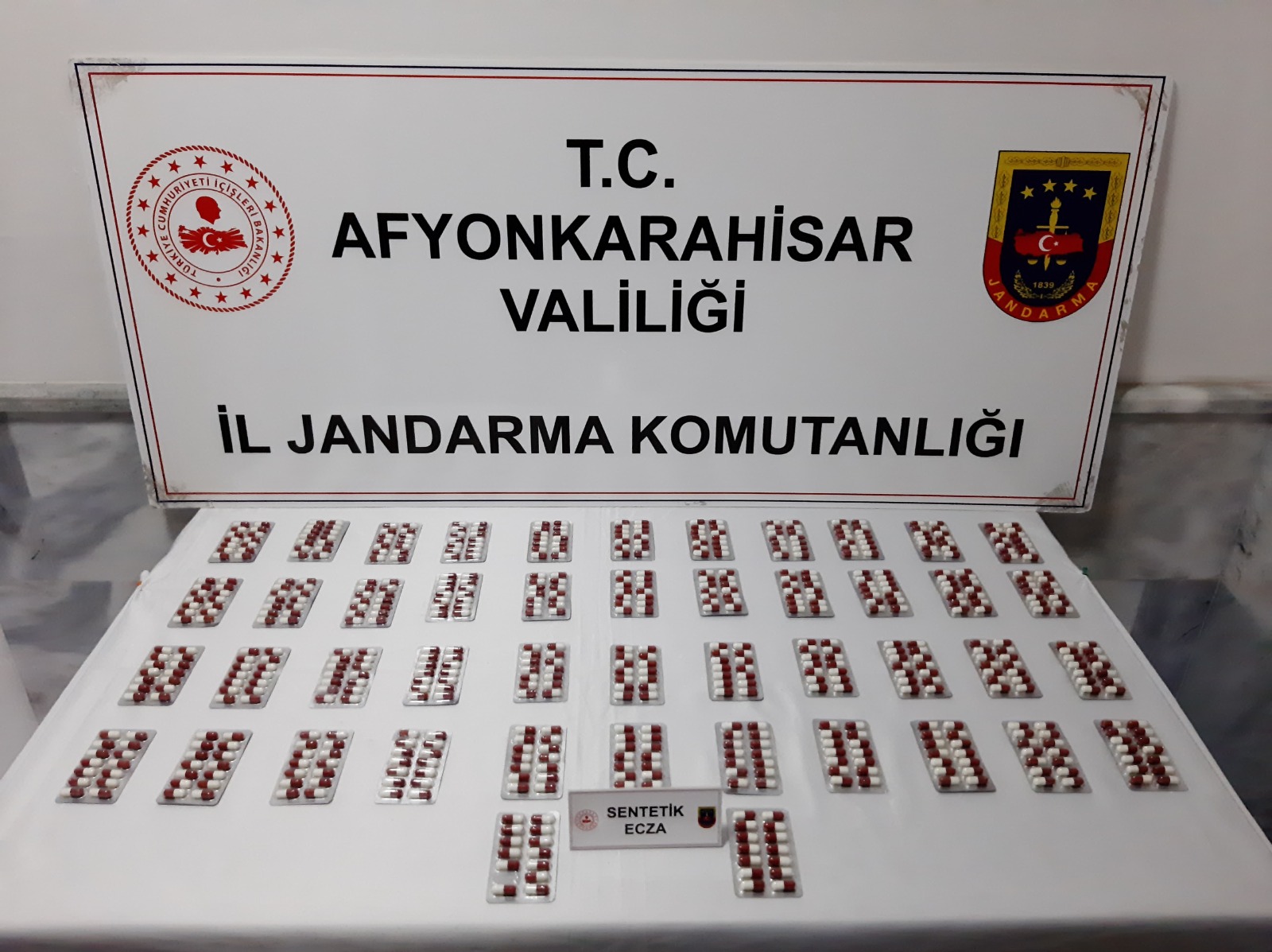 Afyonkarahisar'da Uyuşturucu Operasyonu 643 Sentetik Hap Ele Geçirildi